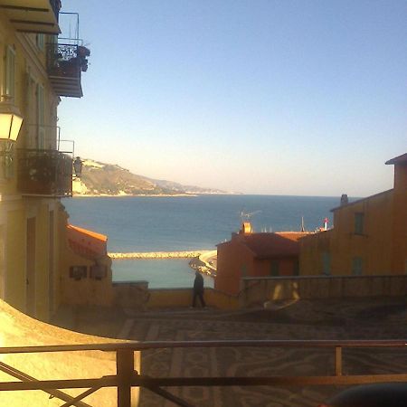 Bilocale Nella Vecchia Citta' Di Mentone Apartment Exterior photo